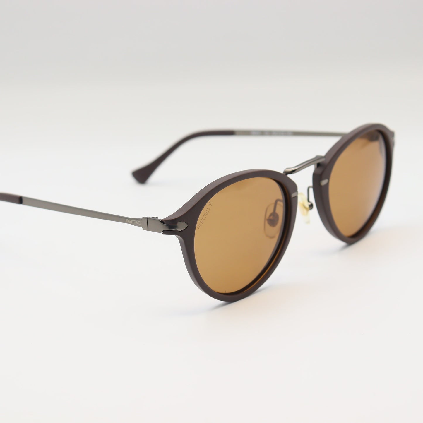 Retro P round sunglasses by CHASHMAY KHAS® with metal bridge, featuring a classic design and premium construction.